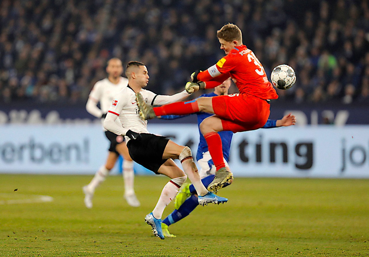 Nach der Karate-Einlage gegen Mijat Gacinovic (Frankfurt) sah Nübel die rote Karte.