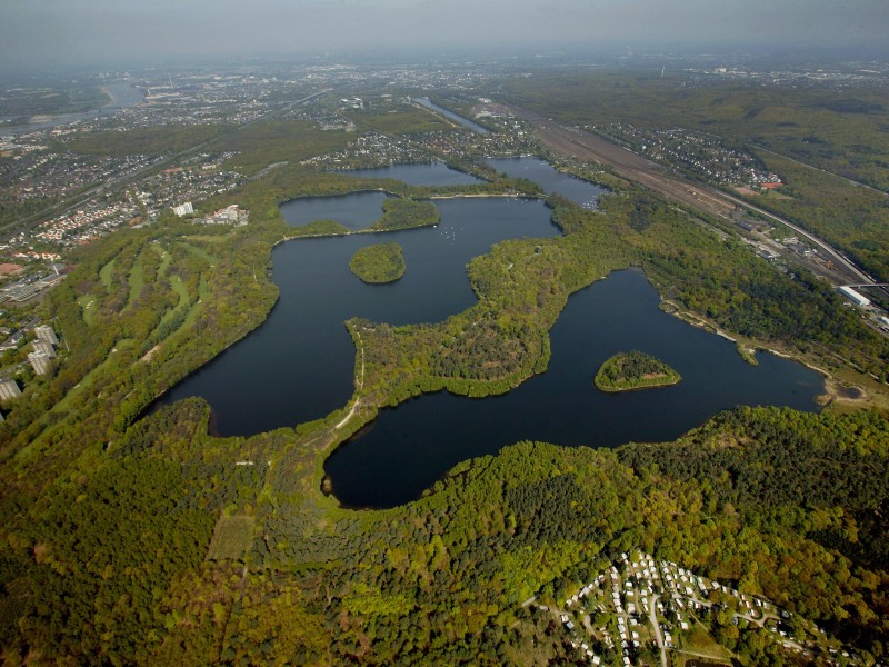 Auf jeden Fall einen Besuch wert: Die Sechs-Seen-Platte in Duisburg. Es ist riesig hier und du hast viele Möglichkeiten: Wandern, Schwimmen, Segeln und viel mehr. Nicht nur wunderschön, sondern sehr vielfältig!