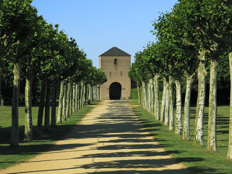 Hier kannst du den Spuren der Römer folgen. Nach deinem Besuch im Museum kannst du den Archäologischer Park Xanten besuchen und echte Ausgrabungsstätten sehen.
Preise: Kinder und Jugendliche unter 18 frei, Erwachsene 9€, Ermäßigt: 6€