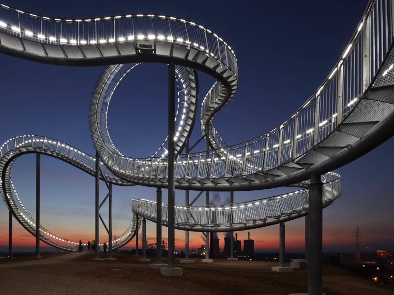 Das Kunstobjekt „Tiger and Turtle“ in Duisburg ist für jeden frei begehbar. Mit seinem hohen Stand auf einer Halde bietet es einen besonderen Anblick.