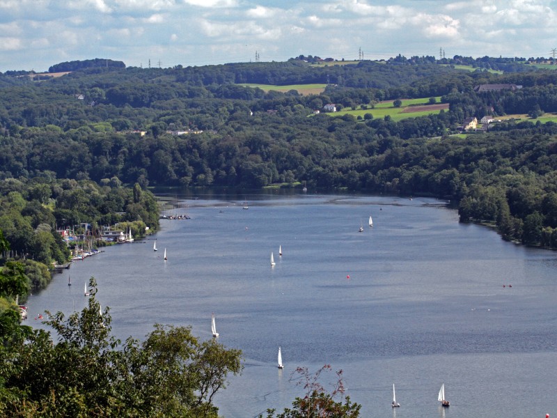 Die Korte-Klippe in Essen ermöglicht dir einen wunderbaren Ausblick über den Baldeneysee. Nur etwa 600 Meter weiter...