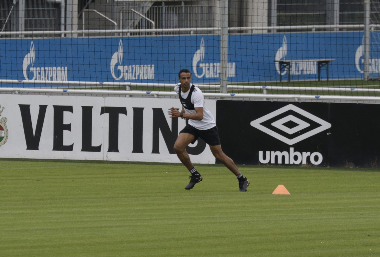 Beim FC Schalke 04 entdeckten die Fans plötzlich Ex-Star Joel Matip.