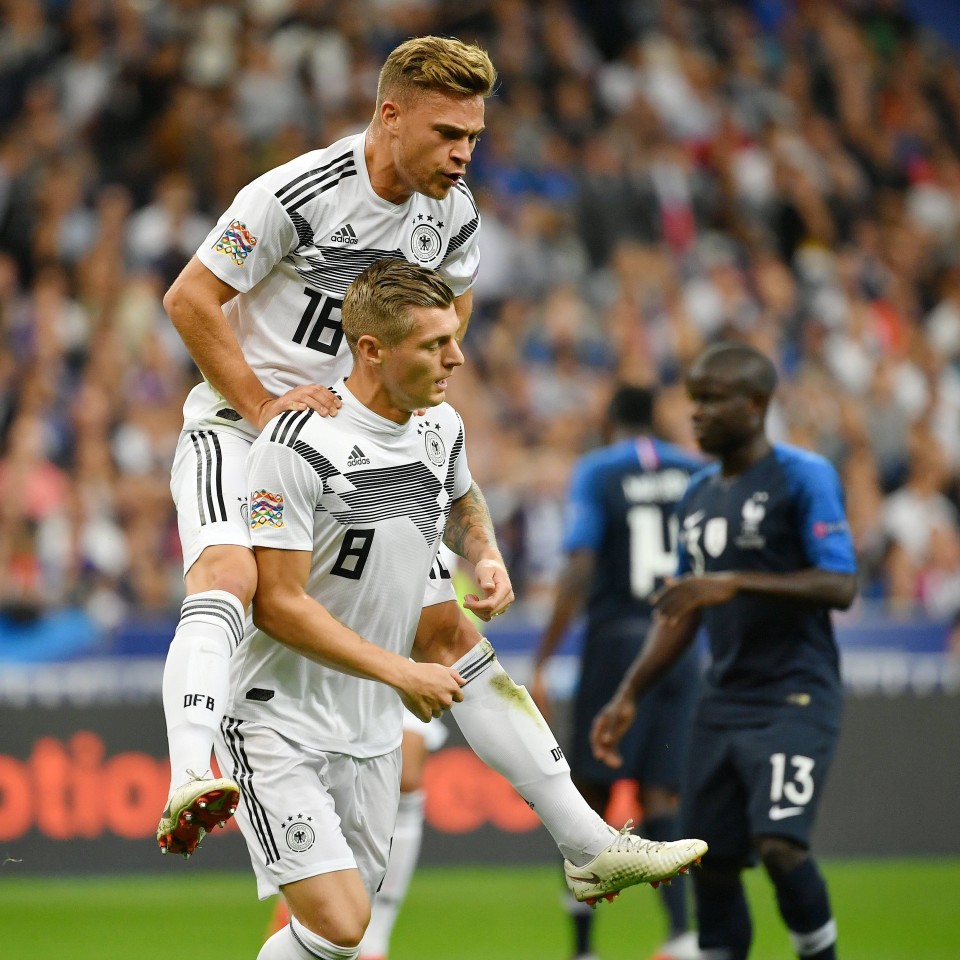 Joshua Kimmich jubelt mit Torschütze Toni Kroos.