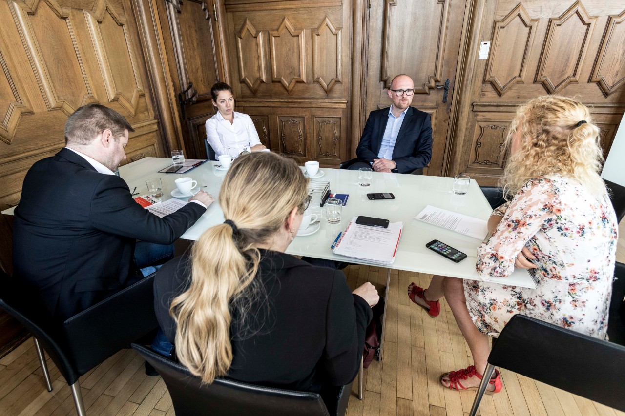 Duisburgs OB im Gespräch mit DER WESTEN: Chefredakteur Alexander Boecker, Marie Todeskino (stv. Redaktionsleiterin) und Kathrin Migenda (Duisburg-Redakteurin) mit Sören Link und seiner Sprecherin Anja Kopka.