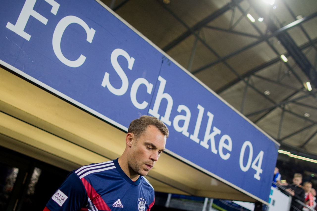 Manuel Neuer betritt die Veltins-Arena.