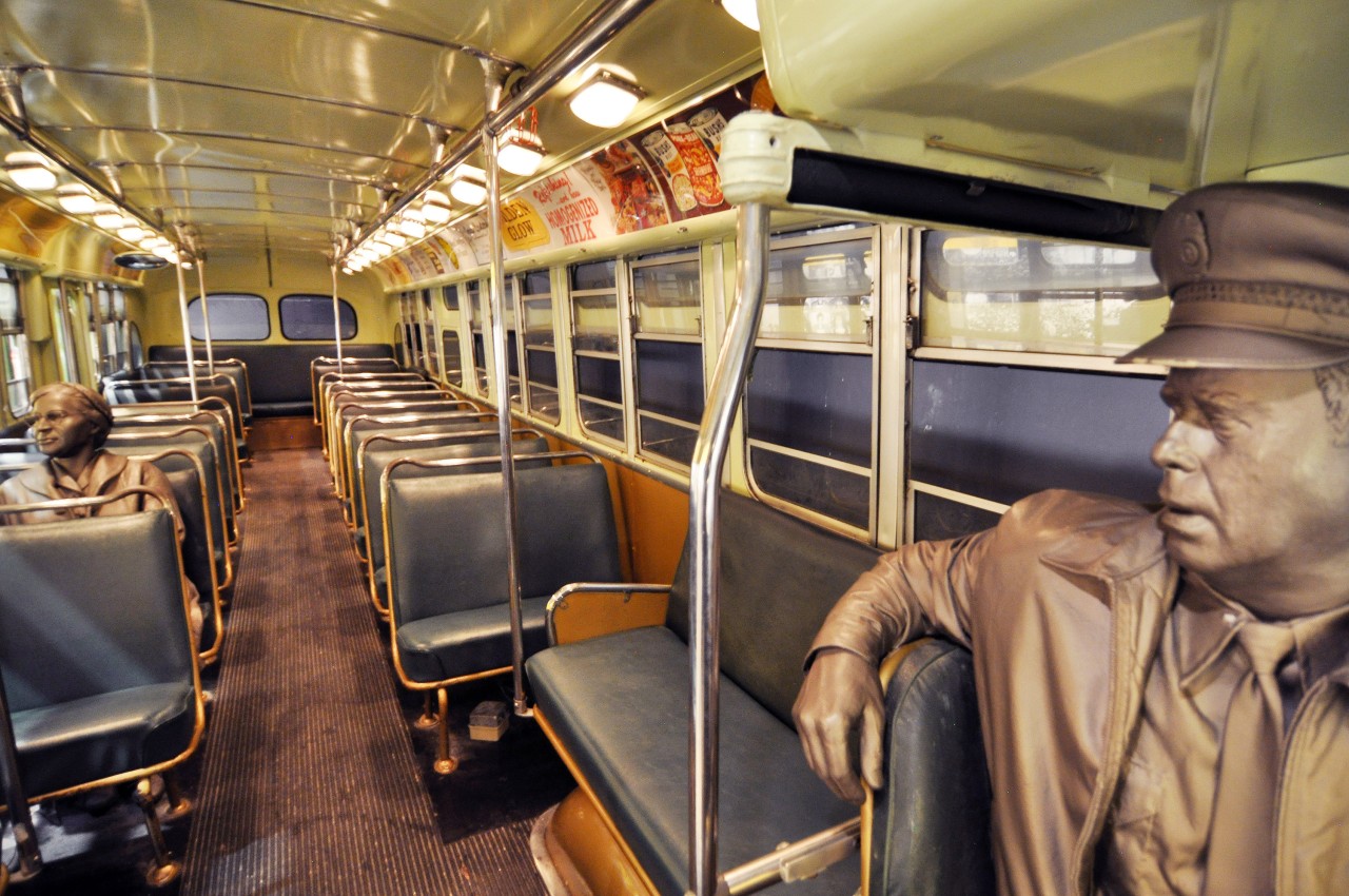 Der Busfahrer sagt «Aufstehen, der Platz ist für Weiße», aber Rosa Parks weigert sich: Auch an diesen Schlüsselmoment der US-Bürgerrechtsbewegung aus dem Jahr 1955 erinnert das National Civil Rights Museum in Memphis.