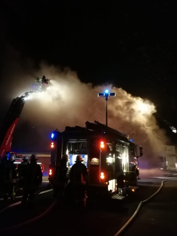 Die Feuerwehr bekämpft mit einem Großaufgebot den Lagerhallen-Brand.