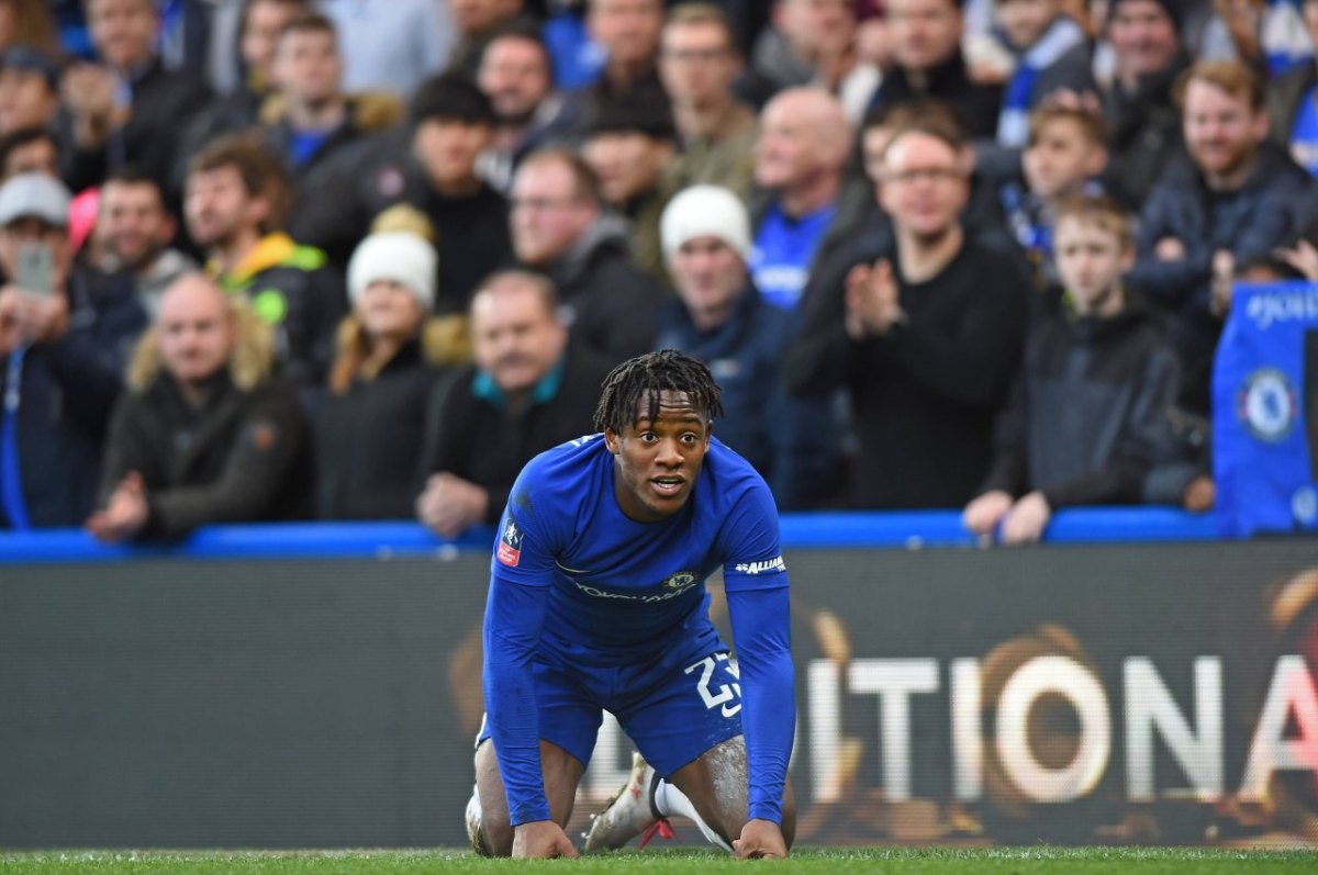 michy-batshuayi-chelsea-knie.jpg