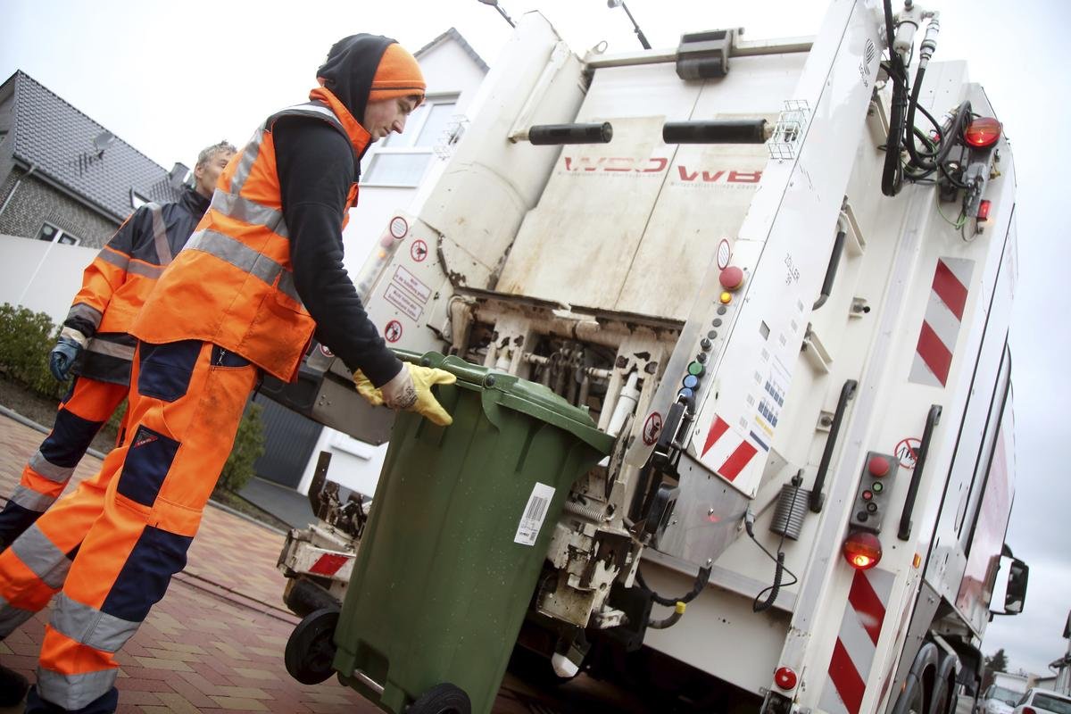 müllabfuhr-essen-rückwärtsfahren.jpg