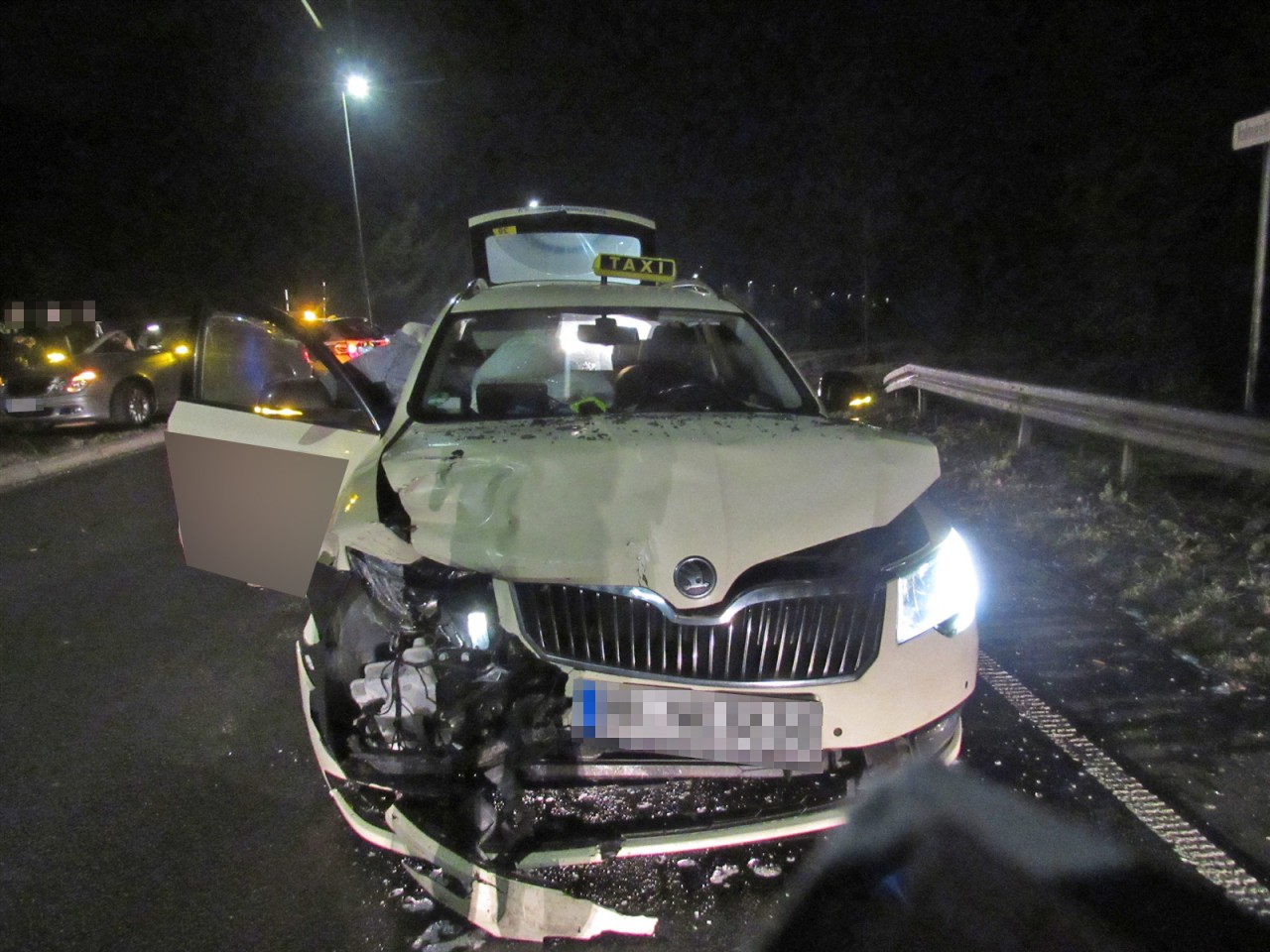 Brügge/NRW: Das Taxi musste nach dem Aufprall abgeschleppt werden. 