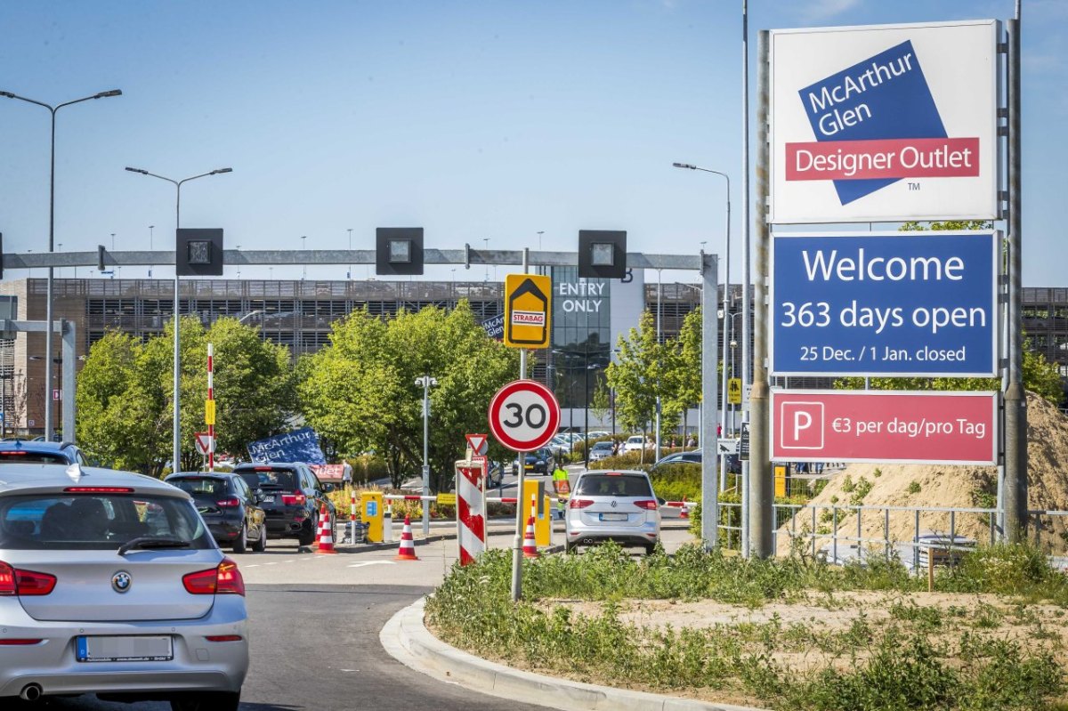 outlet roermond autos.jpg