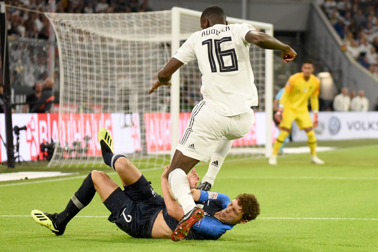 Antonio Rüdiger (oben) tritt Pavard unabsichtlich auf den Hals.