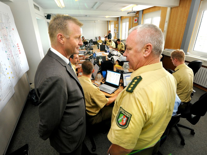 ... seien Einsatzleiter Simon und sein Stellvertreter S. in der kritischen Phase nicht ansprechbar gewesen. Auch Innenminister Ralf Jäger zählte zu den Besuchern, um die sich die Einsatzleitung kümmerte. 
Das Innenministerium verwies in diesem Zusammenhang auf die Aussage des Ministeriums vor dem Landtag aus dem August 2010. Demnach seien an den Minister bei seinem Besuch des Stabes keine Informationen oder „sonstige Hinweise“ herangetragen worden, „dass sich ein problematischer Einsatzverlauf abzeichnet.“