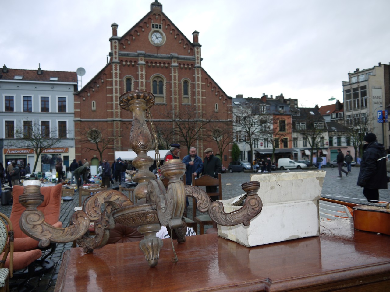 Auf dem „Place du Jeu de Balle“ findet täglich ein Flohmarkt statt, auf dem alles angeboten wird, was sich tragen lässt: Gläser, Bücher, Klamotten, Ledertaschen, Krempel und Kurioses.