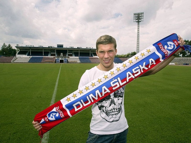 ....mit Polen (Hier als Fan von Gornik Zabrze), auch wenn ihm rechte polnische Politiker dafür schon die polnische Staatsbürgerschaft aberkennen wollten. Übrigens: Gornik heißt Bergmann - wenn das mal nicht für Schalke qualifiziert! Poldi...