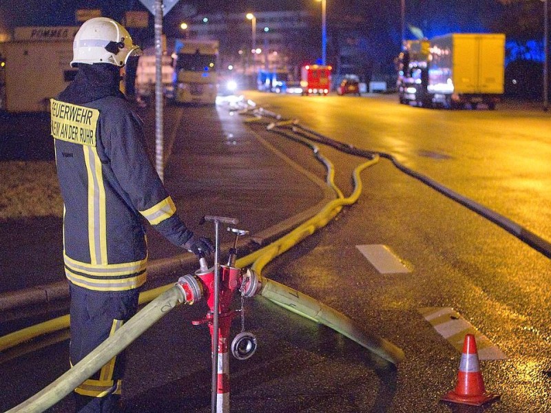 Auf dem Gelände der Firma DHC im Hafen von Mülheim an der Ruhr gab es einen Großbrand. Bild: Stephan Glagla