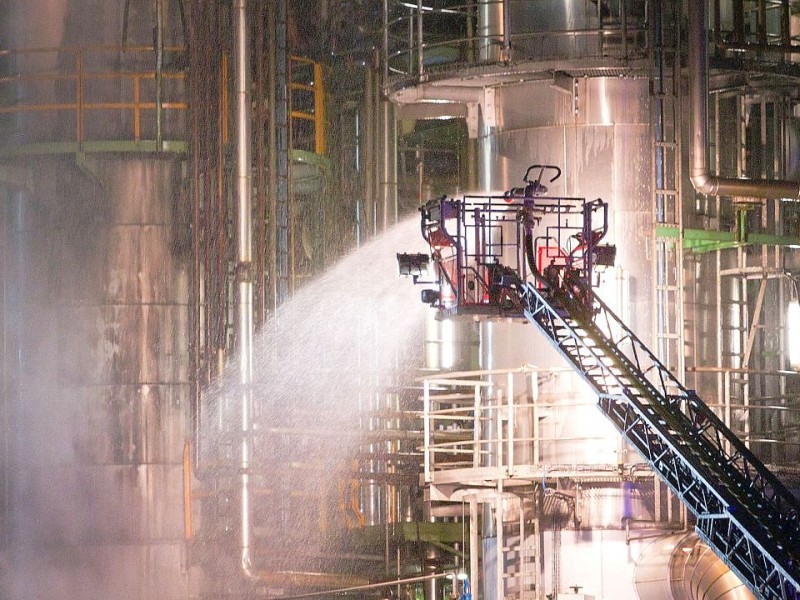 Auf dem Gelände der Firma DHC im Hafen von Mülheim an der Ruhr gab es einen Großbrand. Bild: Stephan Glagla