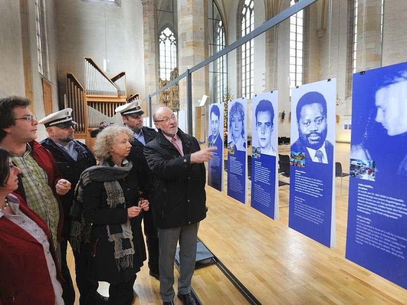 Birgit Niemitz (Koordinierungsstelle Vielfalt), Thomas Oppermann (Jugendring), PHK Heiko Metzger, Barbara von Bremen (Petri-Kirche), PHK Michael Nockelmann und Hartmut Anders-Hoepgen (v.l.) betrachten die Ausstellung.