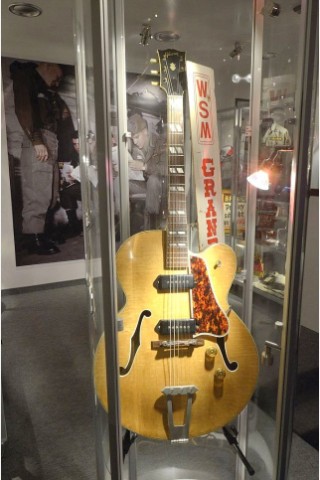 Eine Gitarre des King of Rock'n'Roll.