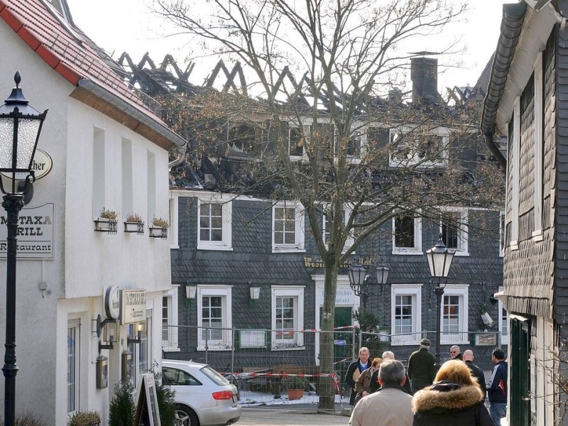 Bei dem Brand im Westfälischen Hof in Ennepetal-Voerde starb am frühen Mittwochmorgen der 65-jährige Mieter der Dachgeschosswohnung.