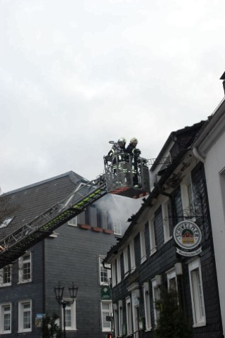 Bei dem Brand im Westfälischen Hof in Ennepetal-Voerde starb am frühen Mittwochmorgen der 65-jährige Mieter der Dachgeschosswohnung.