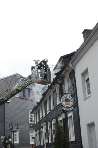 Bei dem Brand im Westfälischen Hof in Ennepetal-Voerde starb am frühen Mittwochmorgen der 65-jährige Mieter der Dachgeschosswohnung.