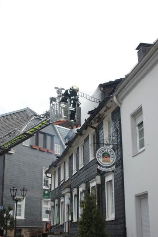 Bei dem Brand im Westfälischen Hof in Ennepetal-Voerde starb am frühen Mittwochmorgen der 65-jährige Mieter der Dachgeschosswohnung.