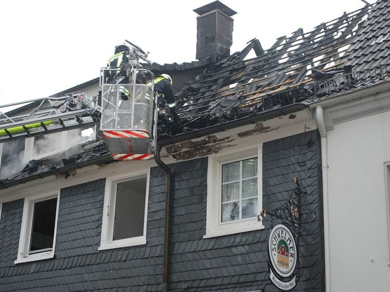 Bei dem Brand im Westfälischen Hof in Ennepetal-Voerde starb am frühen Mittwochmorgen der 65-jährige Mieter der Dachgeschosswohnung.