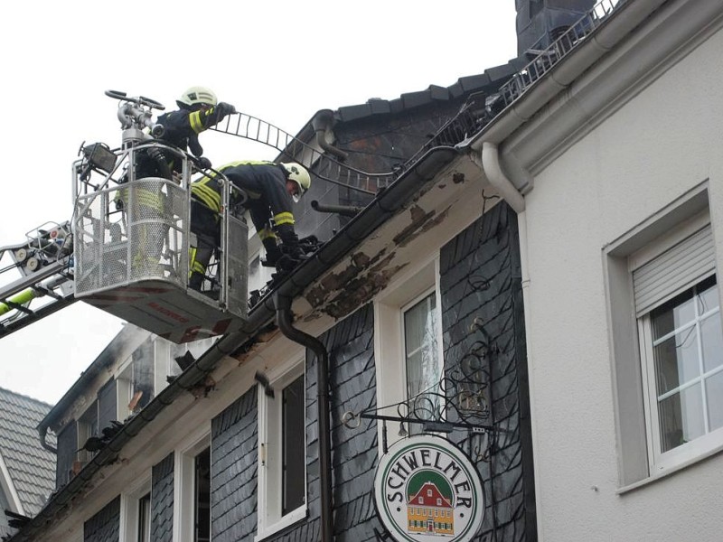 Bei dem Brand im Westfälischen Hof in Ennepetal-Voerde starb am frühen Mittwochmorgen der 65-jährige Mieter der Dachgeschosswohnung.