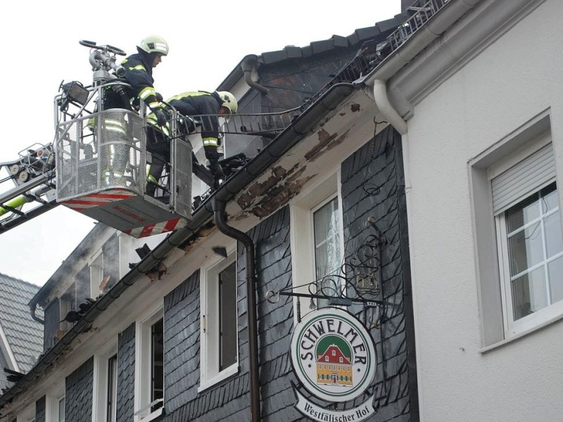 Bei dem Brand im Westfälischen Hof in Ennepetal-Voerde starb am frühen Mittwochmorgen der 65-jährige Mieter der Dachgeschosswohnung.