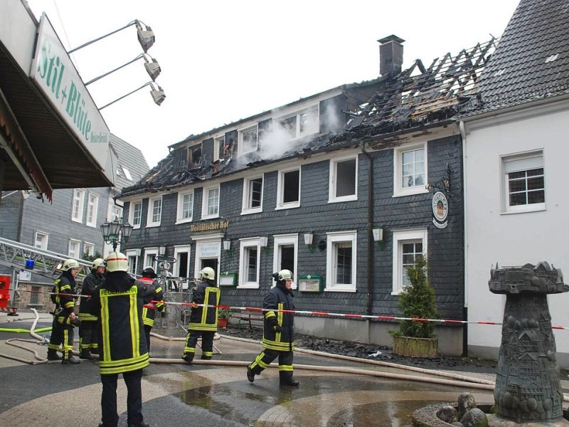 Bei dem Brand im Westfälischen Hof in Ennepetal-Voerde starb am frühen Mittwochmorgen der 65-jährige Mieter der Dachgeschosswohnung.