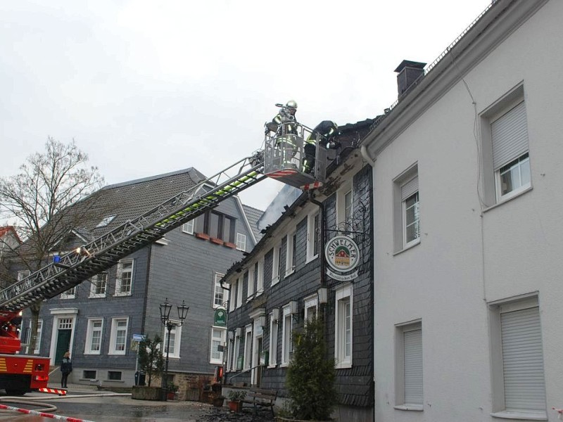 Bei dem Brand im Westfälischen Hof in Ennepetal-Voerde starb am frühen Mittwochmorgen der 65-jährige Mieter der Dachgeschosswohnung.