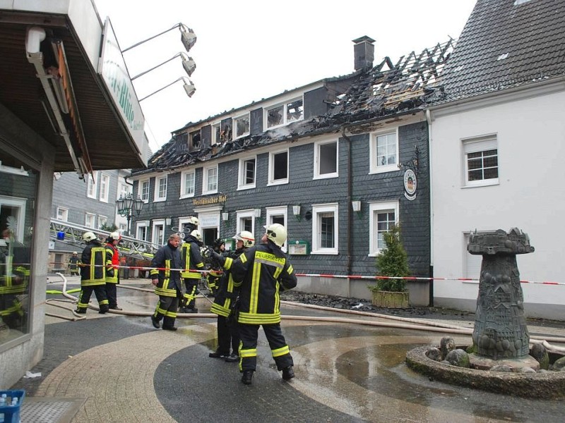 Bei dem Brand im Westfälischen Hof in Ennepetal-Voerde starb am frühen Mittwochmorgen der 65-jährige Mieter der Dachgeschosswohnung.