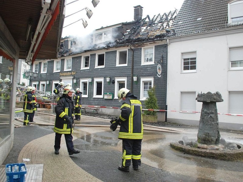 Bei dem Brand im Westfälischen Hof in Ennepetal-Voerde starb am frühen Mittwochmorgen der 65-jährige Mieter der Dachgeschosswohnung.