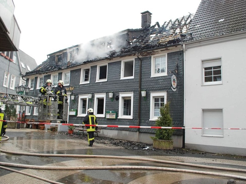 Bei dem Brand im Westfälischen Hof in Ennepetal-Voerde starb am frühen Mittwochmorgen der 65-jährige Mieter der Dachgeschosswohnung.