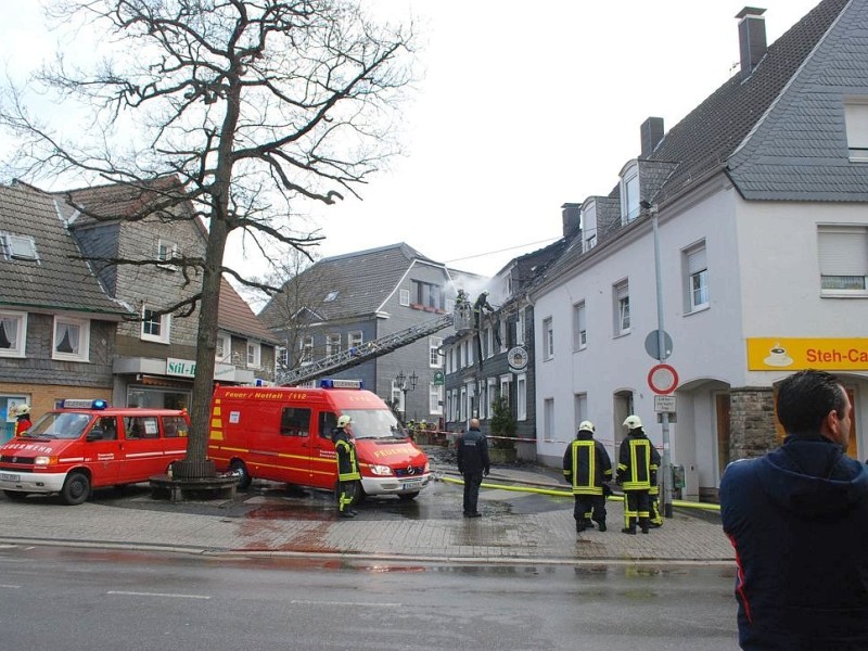 Bei dem Brand im Westfälischen Hof in Ennepetal-Voerde starb am frühen Mittwochmorgen der 65-jährige Mieter der Dachgeschosswohnung.