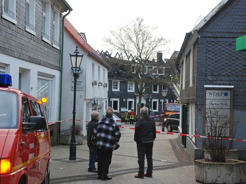 Bei dem Brand im Westfälischen Hof in Ennepetal-Voerde starb am frühen Mittwochmorgen der 65-jährige Mieter der Dachgeschosswohnung.