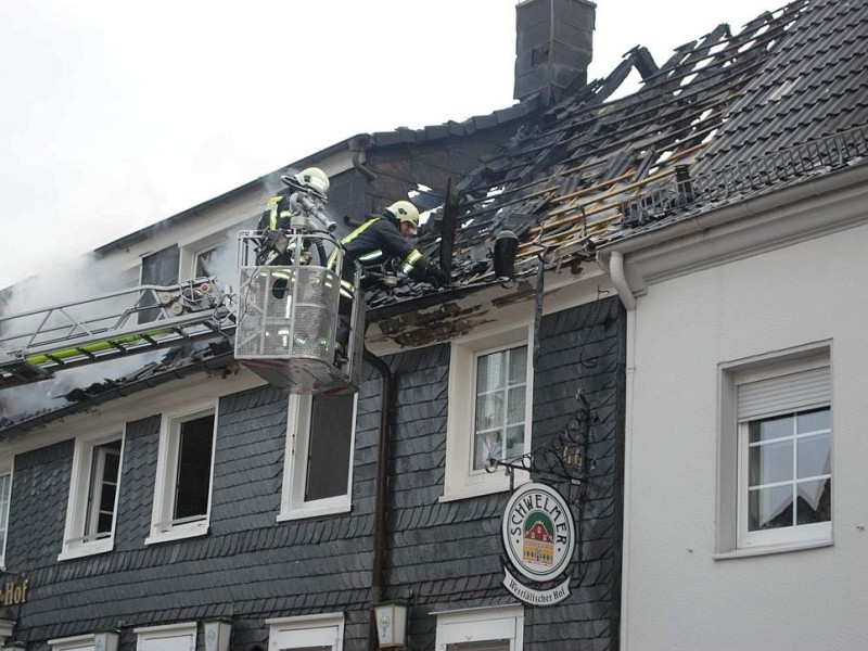 Bei dem Brand im Westfälischen Hof in Ennepetal-Voerde starb am frühen Mittwochmorgen der 65-jährige Mieter der Dachgeschosswohnung.