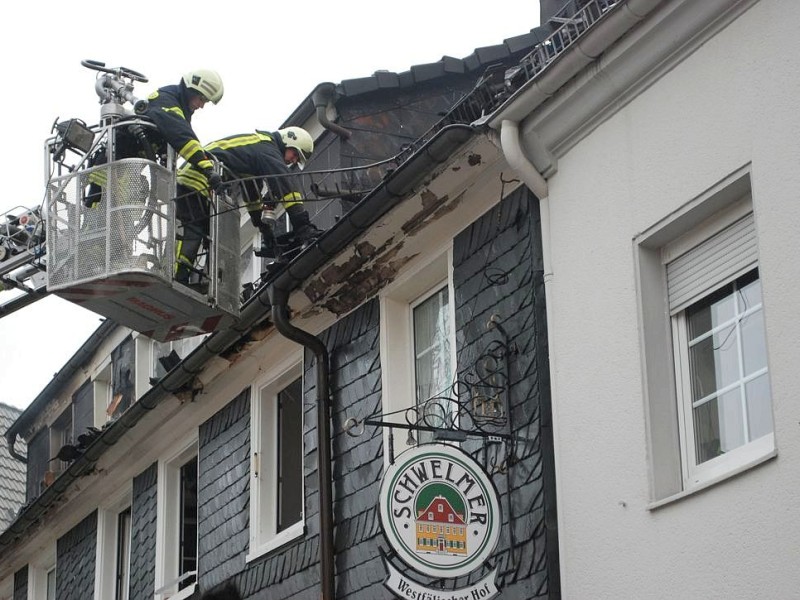 Bei dem Brand im Westfälischen Hof in Ennepetal-Voerde starb am frühen Mittwochmorgen der 65-jährige Mieter der Dachgeschosswohnung.