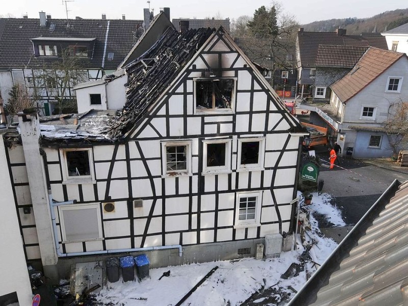 Bei dem Brand im Westfälischen Hof in Ennepetal-Voerde starb am frühen Mittwochmorgen der 65-jährige Mieter der Dachgeschosswohnung.