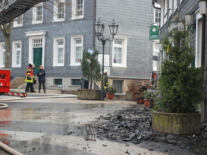 Bei dem Brand im Westfälischen Hof in Ennepetal-Voerde starb am frühen Mittwochmorgen der 65-jährige Mieter der Dachgeschosswohnung.