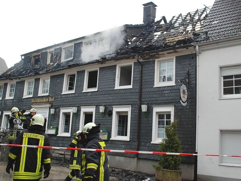 Bei dem Brand im Westfälischen Hof in Ennepetal-Voerde starb am frühen Mittwochmorgen der 65-jährige Mieter der Dachgeschosswohnung.