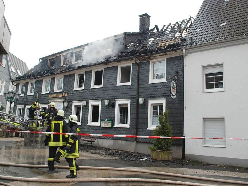 Bei dem Brand im Westfälischen Hof in Ennepetal-Voerde starb am frühen Mittwochmorgen der 65-jährige Mieter der Dachgeschosswohnung.