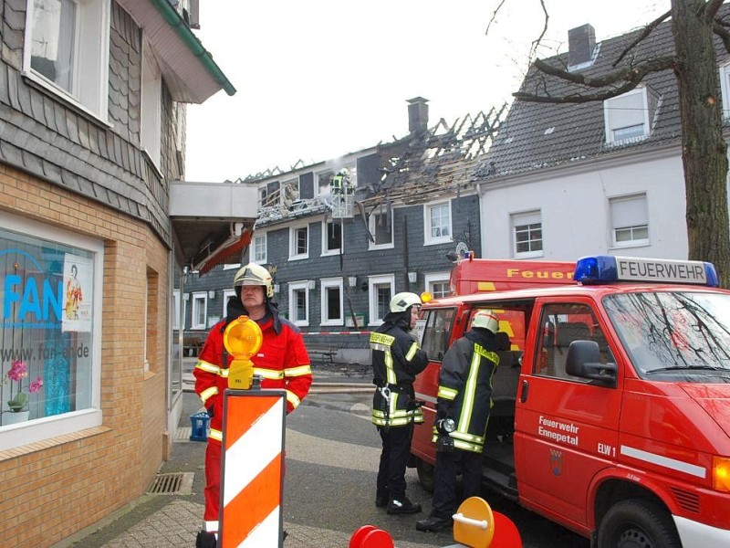 Bei dem Brand im Westfälischen Hof in Ennepetal-Voerde starb am frühen Mittwochmorgen der 65-jährige Mieter der Dachgeschosswohnung.