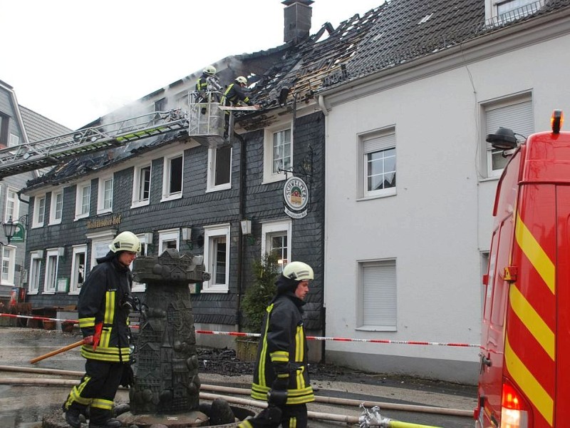 Bei dem Brand im Westfälischen Hof in Ennepetal-Voerde starb am frühen Mittwochmorgen der 65-jährige Mieter der Dachgeschosswohnung.