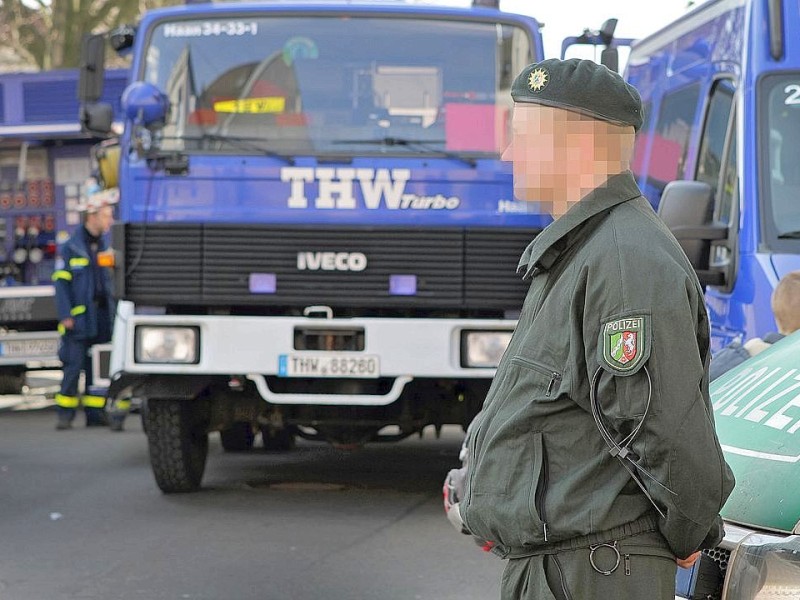 NRW-weite Razzia im Rockermilieu: Hintergrund ist die Massenschlägerei zwischen Rockern in Mönchengladbach Ende Januar. In Düsseldorf-Gerresheim stattete die Polizei dem Klub „Clan 81“ einen Besuch ab. Der Klub gilt als Unterstützer der Hells Angels. Dabei wurde eher zufällig eine große Hanfplantage entdeckt. Foto: Lars Heidrich / WAZ Foto Pool