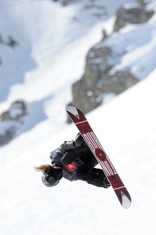 ...Kaya Turski vor Anna Segal und Dara Howell. In der Superpipe zeigten Kelly Clark, Elena Hight und Kaitlyn Farrington die spektakulärsten Sprünge. Auch im Dunkeln...