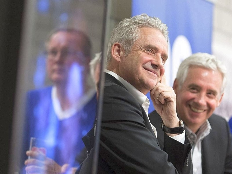 Talkrunde mit Helmut und Erwin Kremers bei der Veranstaltung - Ein Abend unter Schalkern - , in der es um die Pokalsiger - Mannschaft von 1972 ging, am Dienstag, 20.03.2012 im Presseraum der Veltins - Arena in Gelsenkirchen.Foto: Bernd Lauter / WAZ FotoPool