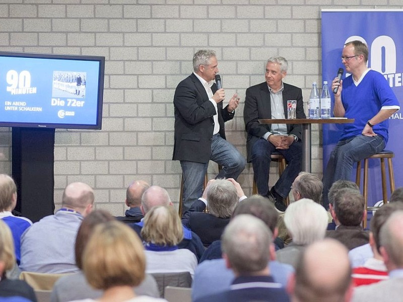 Talkrunde mit Helmut und Erwin Kremers sowie Moderator Joerg Seveneick bei der Veranstaltung - Ein Abend unter Schalkern - , in der es um die Pokalsiger - Mannschaft von 1972 ging, am Dienstag, 20.03.2012 im Presseraum der Veltins - Arena in Gelsenkirchen.Foto: Bernd Lauter / WAZ FotoPool