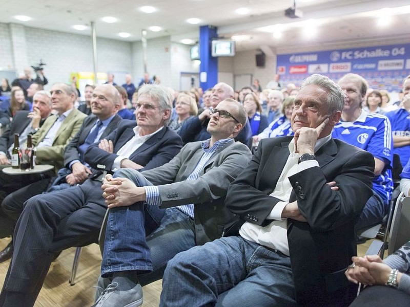 Helmut Kremers (re.) bei der Veranstaltung - Ein Abend unter Schalkern - , in der es um die Pokalsiger - Mannschaft von 1972 ging, am Dienstag, 20.03.2012 im Presseraum der Veltins - Arena in Gelsenkirchen.Foto: Bernd Lauter / WAZ FotoPool